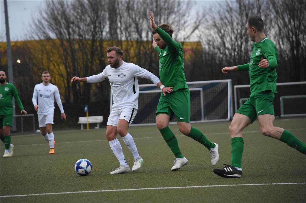 Schuster schockt Kaiserau, Schlappe für KSV, VfL zerlegt SSV: Die Fotos vom Fußball-Wochenende