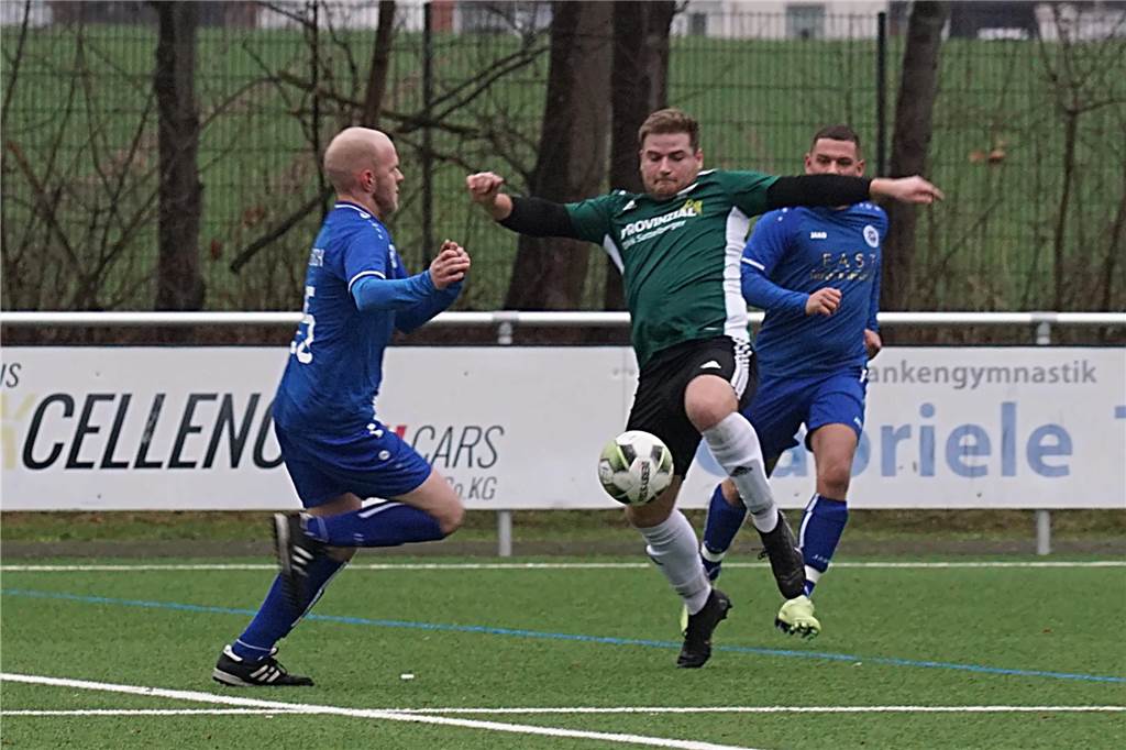 Schuster schockt Kaiserau, Schlappe für KSV, VfL zerlegt SSV: Die Fotos vom Fußball-Wochenende