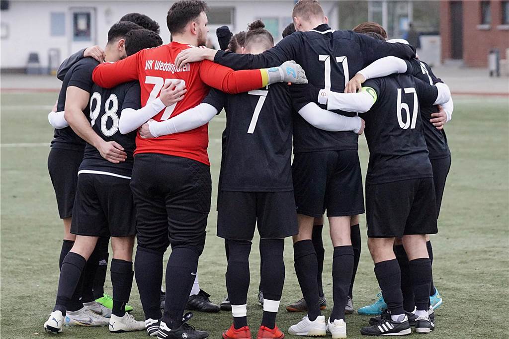 Kaiserauer Spektakel im Derby, bittere Pleite für KSC: Das Fußball-Wochenende in Bildern Kaiserauer Spektakel im Derby, bittere Pleite für KSC: Das Fußball-Wochenende in Bildern