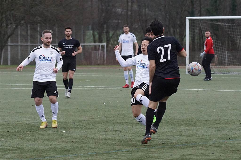 Kaiserauer Spektakel im Derby, bittere Pleite für KSC: Das Fußball-Wochenende in Bildern