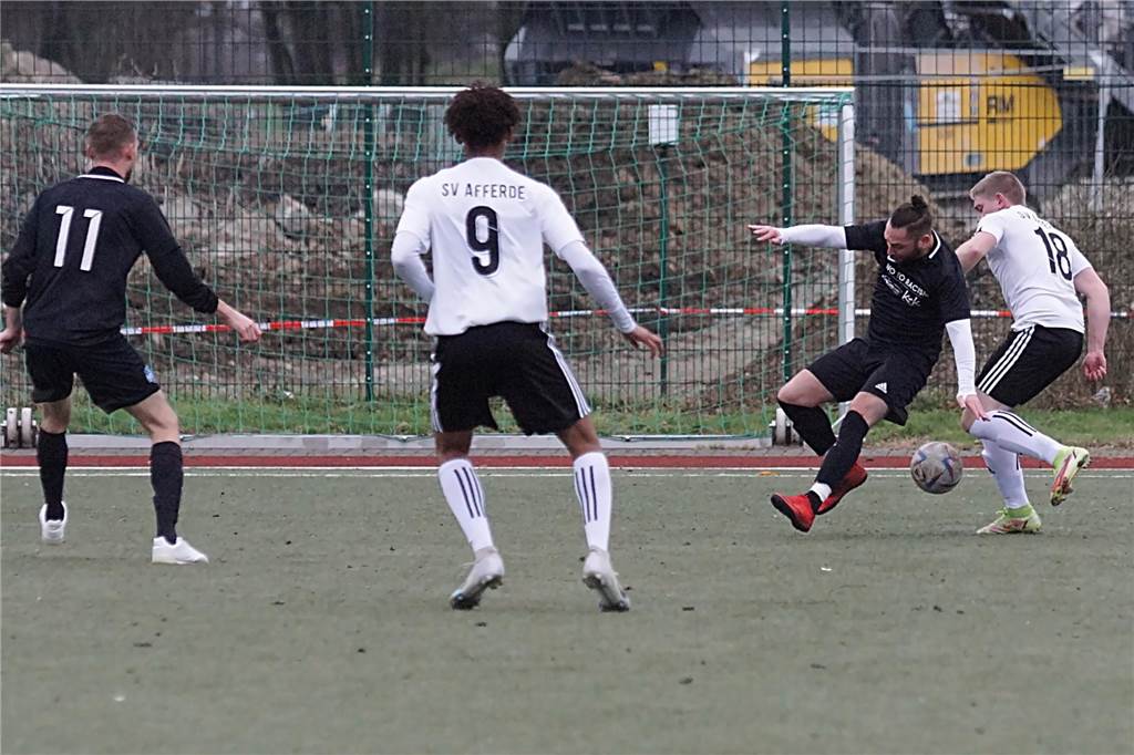 Kaiserauer Spektakel im Derby, bittere Pleite für KSC: Das Fußball-Wochenende in Bildern