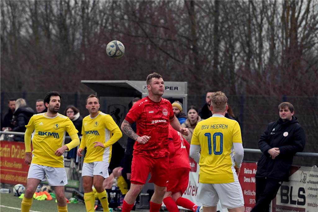 Kaiserauer Spektakel im Derby, bittere Pleite für KSC: Das Fußball-Wochenende in Bildern