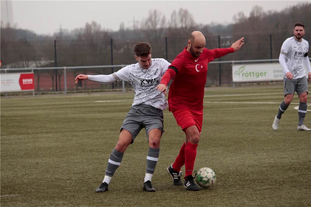 Kaiserauer Spektakel im Derby, bittere Pleite für KSC: Das Fußball-Wochenende in Bildern