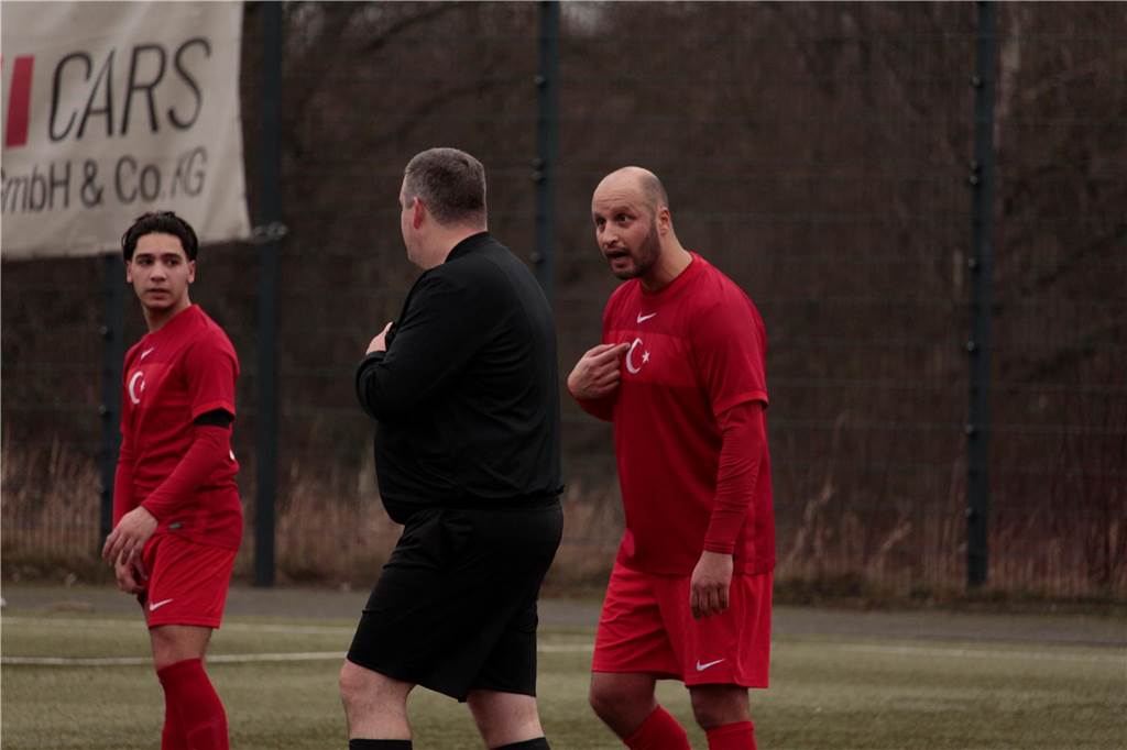 Kaiserauer Spektakel im Derby, bittere Pleite für KSC: Das Fußball-Wochenende in Bildern