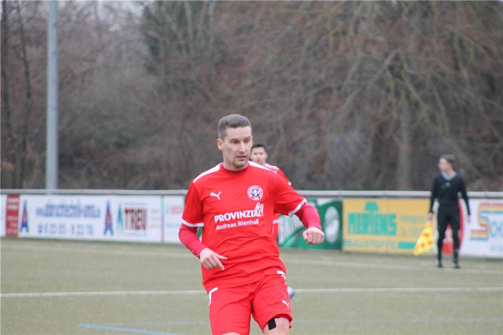 Kaiserauer Spektakel im Derby, bittere Pleite für KSC: Das Fußball-Wochenende in Bildern
