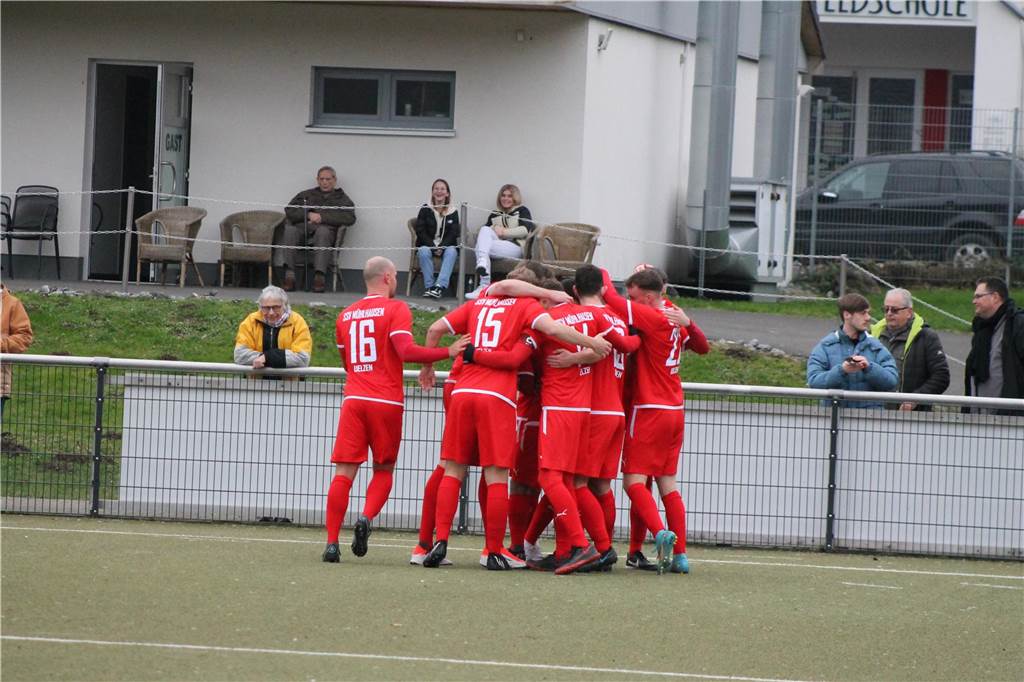 Kaiserauer Spektakel im Derby, bittere Pleite für KSC: Das Fußball-Wochenende in Bildern