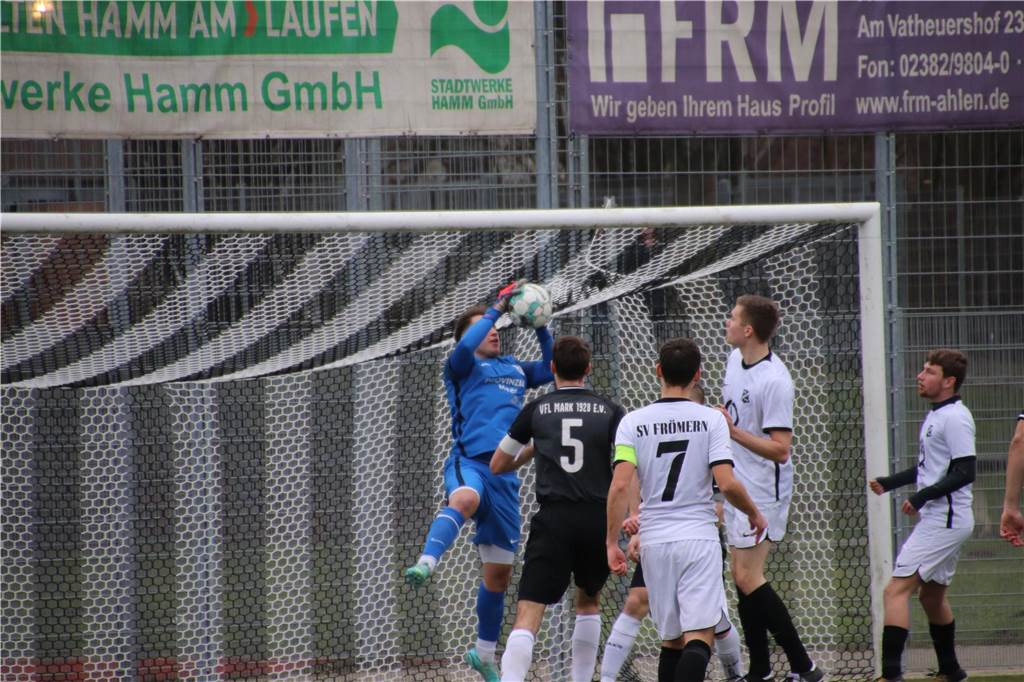 Kaiserauer Spektakel im Derby, bittere Pleite für KSC: Das Fußball-Wochenende in Bildern
