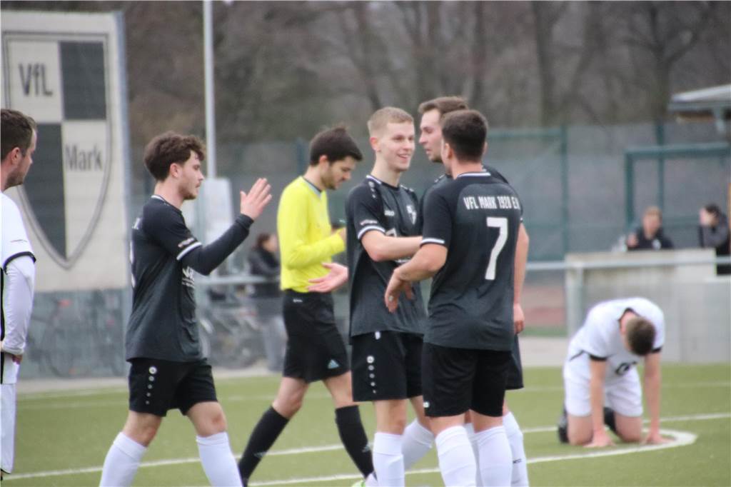 Kaiserauer Spektakel im Derby, bittere Pleite für KSC: Das Fußball-Wochenende in Bildern