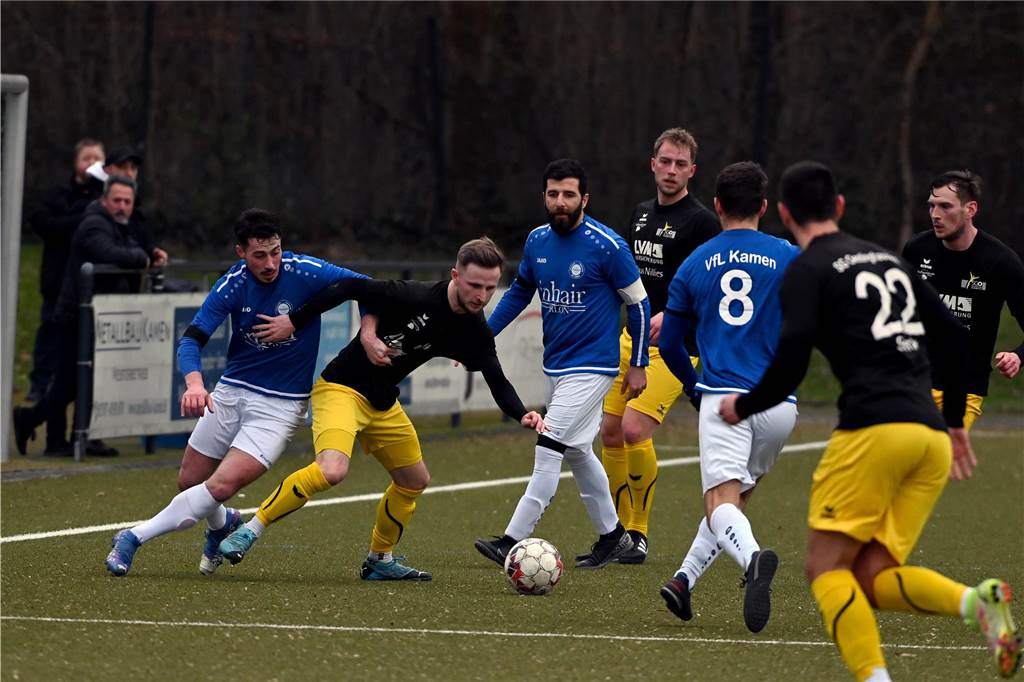 Kaiserauer Spektakel im Derby, bittere Pleite für KSC: Das Fußball-Wochenende in Bildern