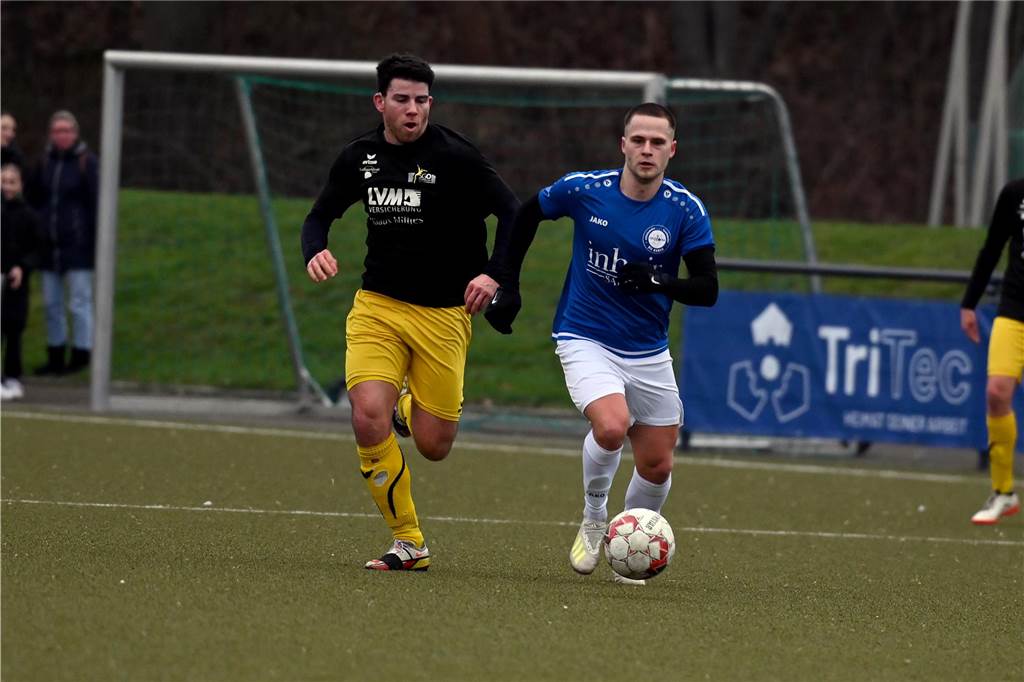 Kaiserauer Spektakel im Derby, bittere Pleite für KSC: Das Fußball-Wochenende in Bildern