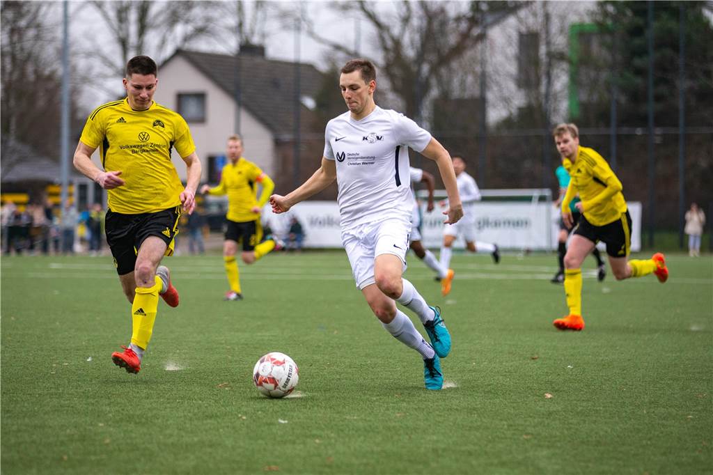 Kaiserauer Spektakel im Derby, bittere Pleite für KSC: Das Fußball-Wochenende in Bildern