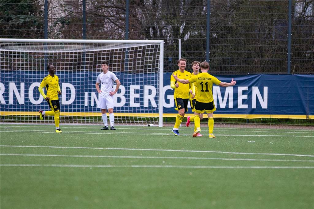 Kaiserauer Spektakel im Derby, bittere Pleite für KSC: Das Fußball-Wochenende in Bildern