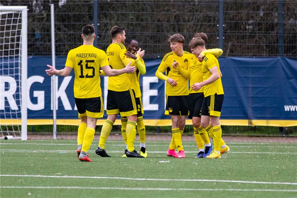 Kaiserauer Spektakel im Derby, bittere Pleite für KSC: Das Fußball-Wochenende in Bildern
