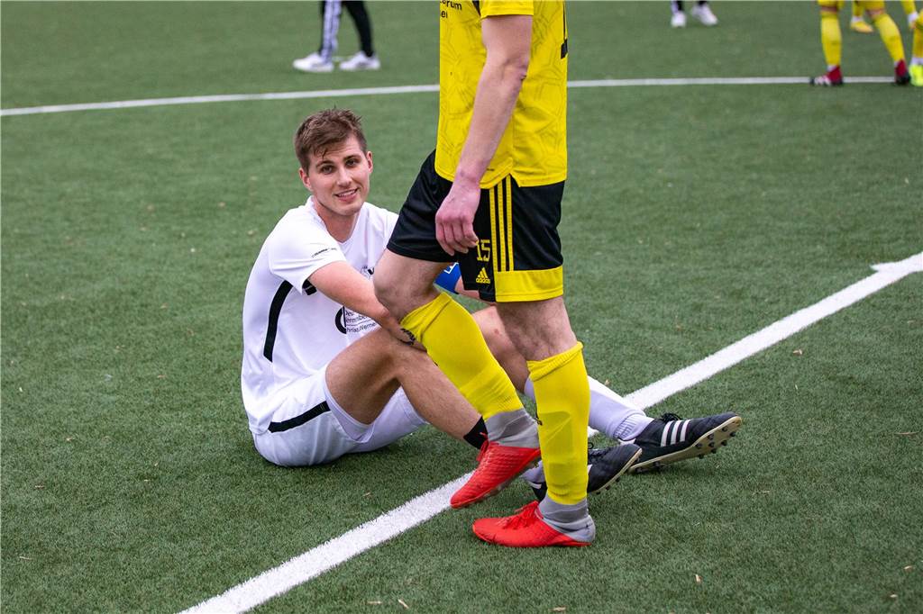 Kaiserauer Spektakel im Derby, bittere Pleite für KSC: Das Fußball-Wochenende in Bildern