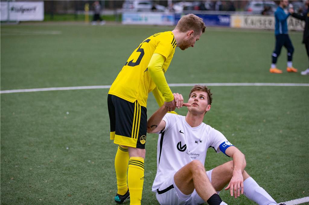 Kaiserauer Spektakel im Derby, bittere Pleite für KSC: Das Fußball-Wochenende in Bildern