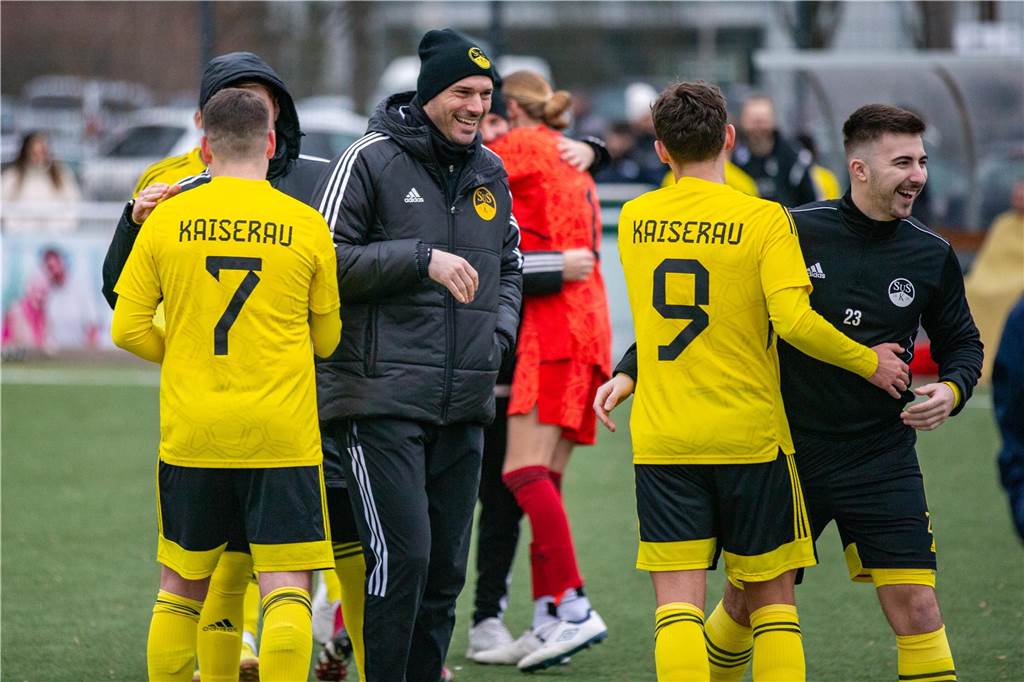 Kaiserauer Spektakel im Derby, bittere Pleite für KSC: Das Fußball-Wochenende in Bildern