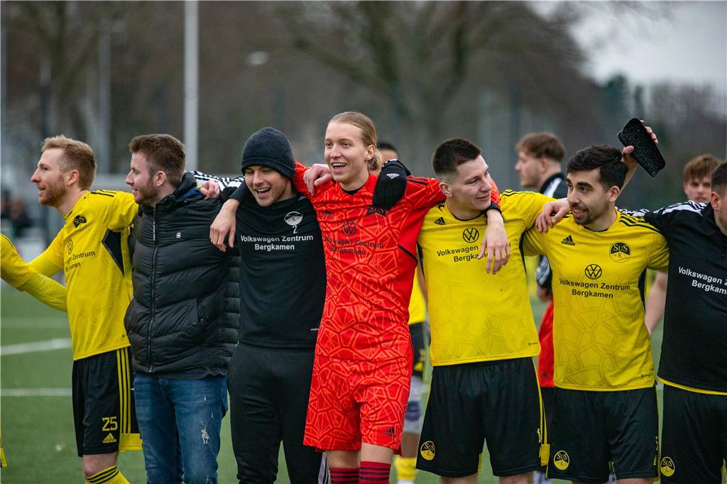 Kaiserauer Spektakel im Derby, bittere Pleite für KSC: Das Fußball-Wochenende in Bildern