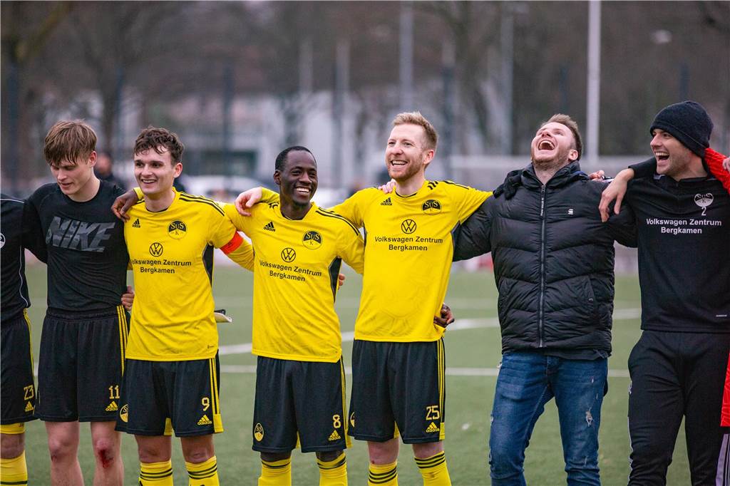 Kaiserauer Spektakel im Derby, bittere Pleite für KSC: Das Fußball-Wochenende in Bildern