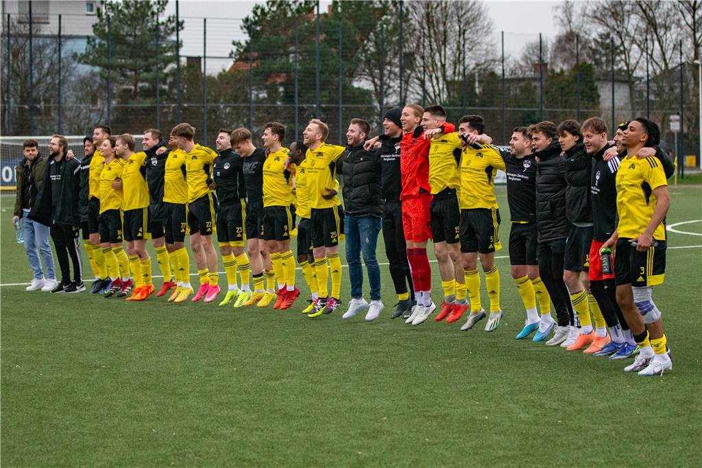 Kaiserauer Spektakel im Derby, bittere Pleite für KSC: Das Fußball-Wochenende in Bildern