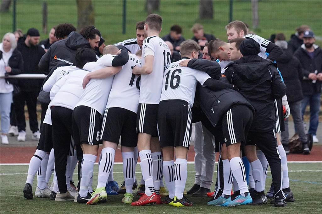 Kaiserauer Spektakel im Derby, bittere Pleite für KSC: Das Fußball-Wochenende in Bildern