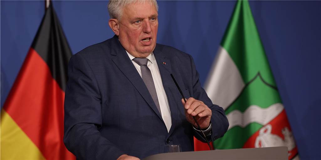 Coronavirus in NRW: Letzte Schutzmaßnahmen fallen zu Ostern weg – Liveblog Karl-Josef Laumann, Gesundheitsminister von Nordrhein-Westfalen, spricht bei einer Pressekonferenz in der Staatskanzlei zur aktuellen Corona-Lage und die zielgerichtete Umsetzung der Maßnahmen in NRW.