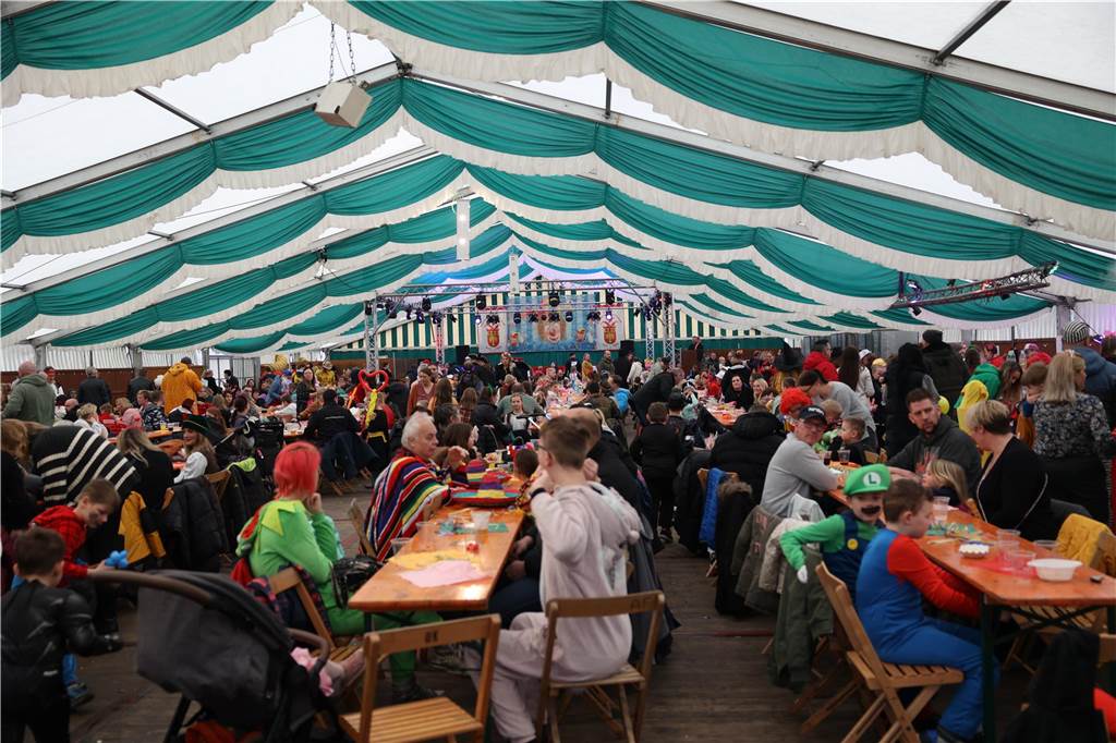 Kinder-Karneval in Selm: Funkelnde Kinderaugen und lange Schlangen