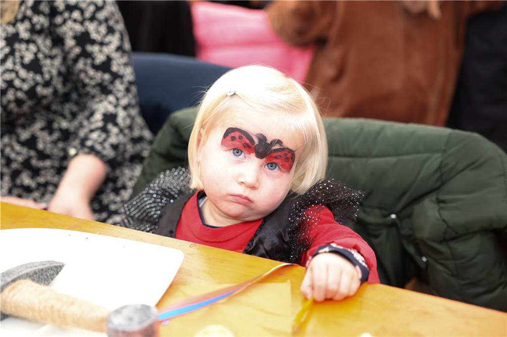 Kinder-Karneval in Selm: Funkelnde Kinderaugen und lange Schlangen