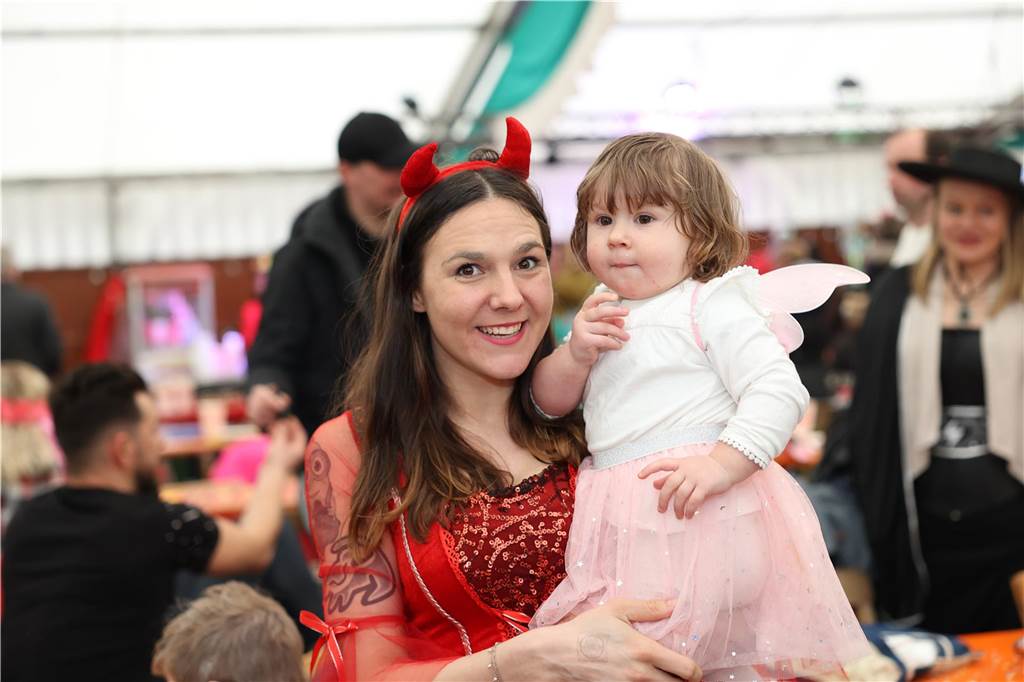 Kinder-Karneval in Selm: Funkelnde Kinderaugen und lange Schlangen