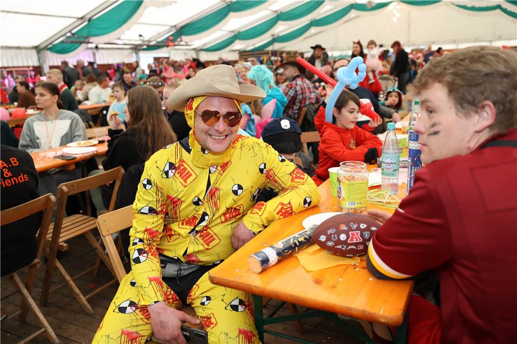 Kinder-Karneval in Selm: Funkelnde Kinderaugen und lange Schlangen