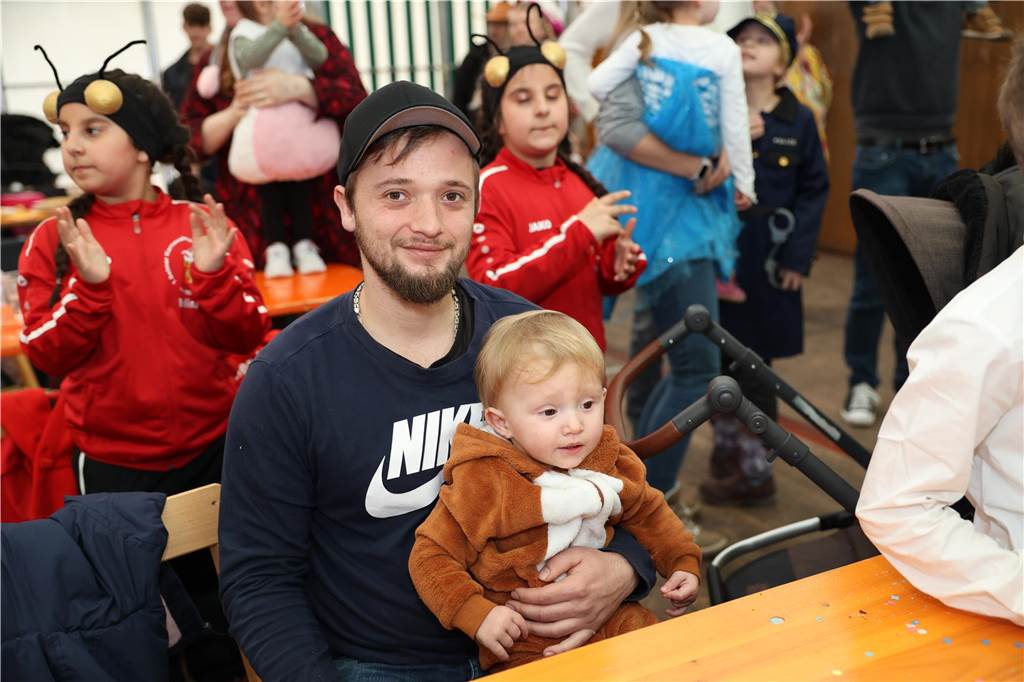 Kinder-Karneval in Selm: Funkelnde Kinderaugen und lange Schlangen