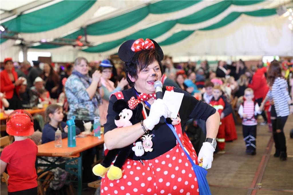 Kinder-Karneval in Selm: Funkelnde Kinderaugen und lange Schlangen