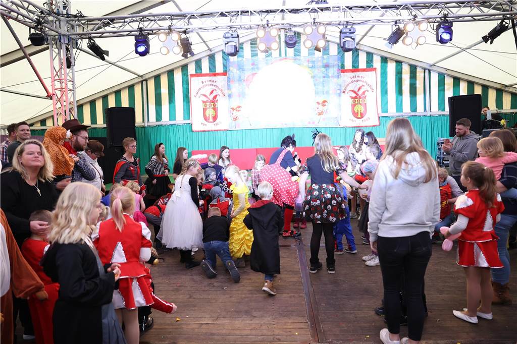 Kinder-Karneval in Selm: Funkelnde Kinderaugen und lange Schlangen