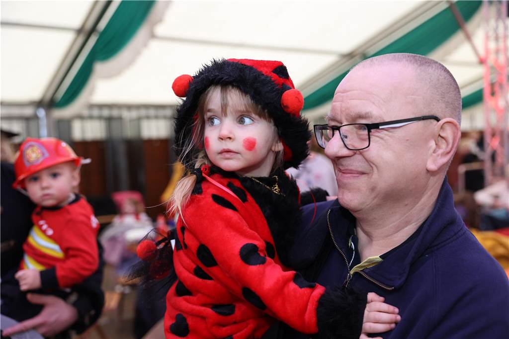 Kinder-Karneval in Selm: Funkelnde Kinderaugen und lange Schlangen