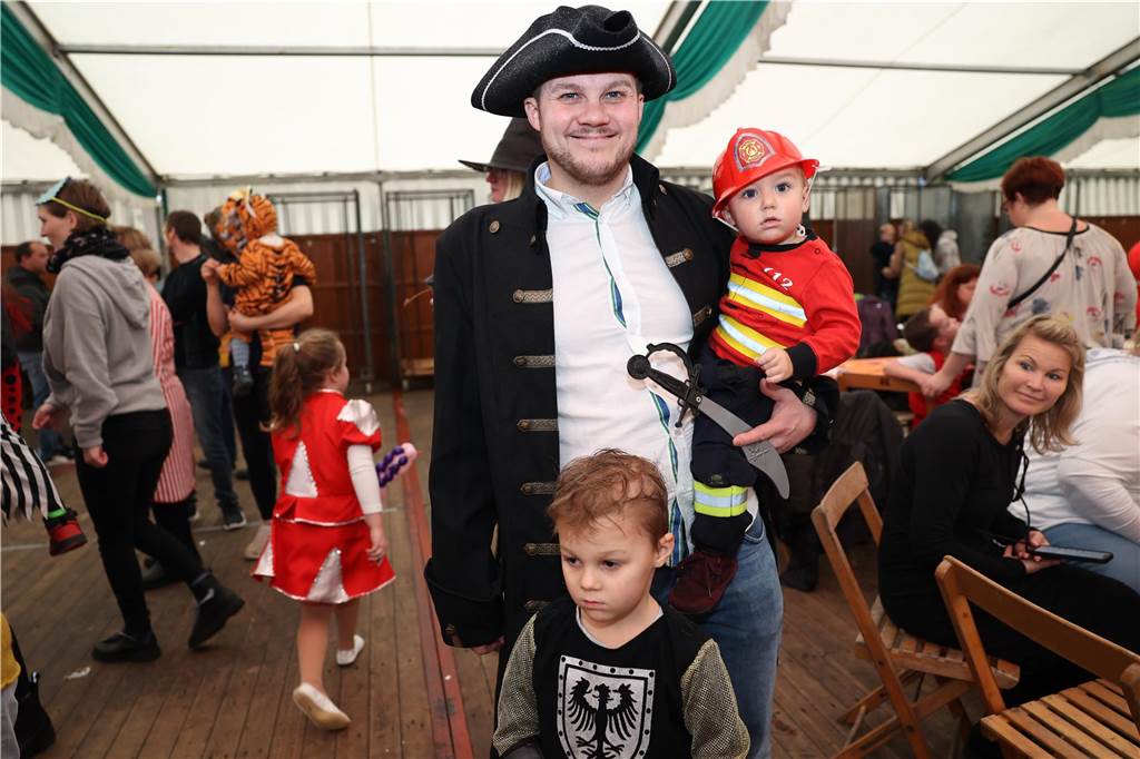 Kinder-Karneval in Selm: Funkelnde Kinderaugen und lange Schlangen