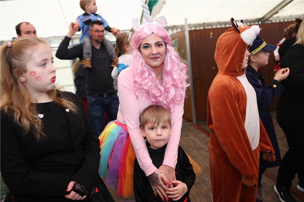 Kinder-Karneval in Selm: Funkelnde Kinderaugen und lange Schlangen