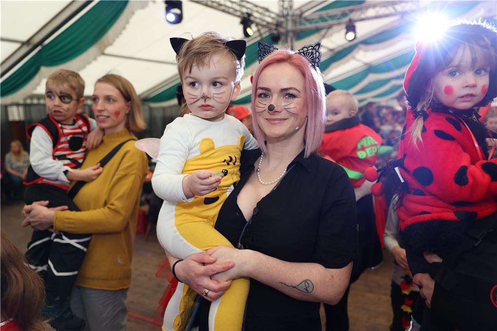 Kinder-Karneval in Selm: Funkelnde Kinderaugen und lange Schlangen