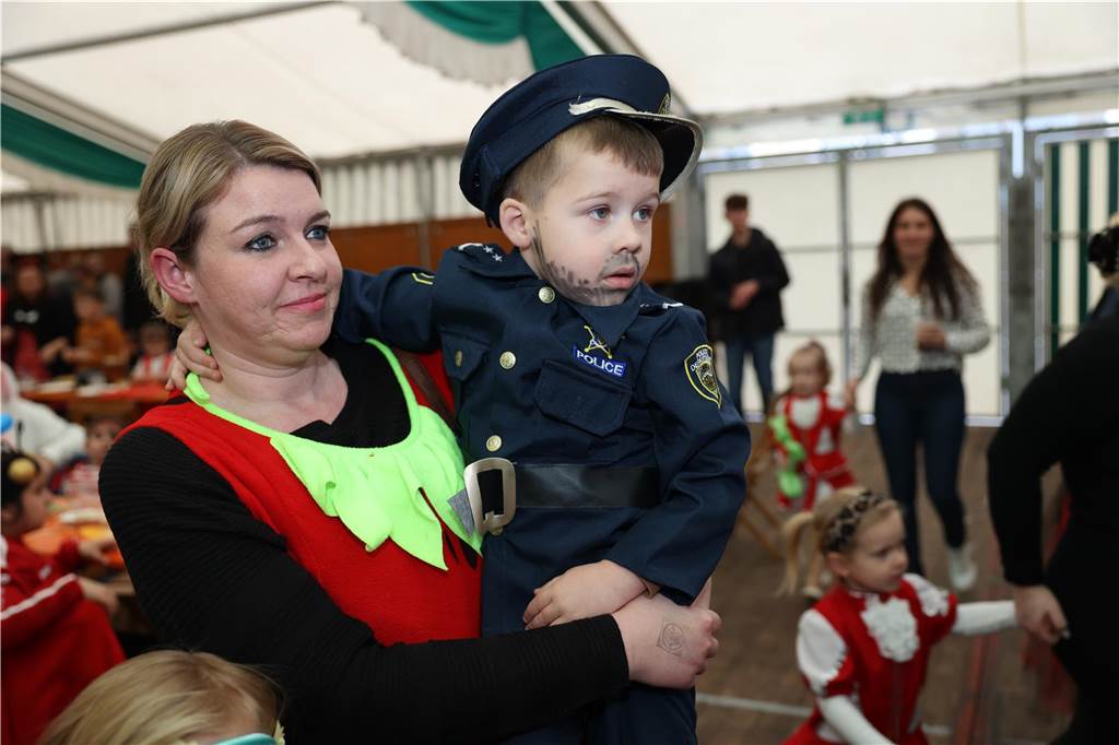 Kinder-Karneval in Selm: Funkelnde Kinderaugen und lange Schlangen