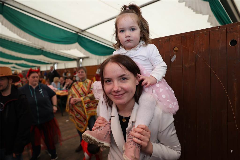 Kinder-Karneval in Selm: Funkelnde Kinderaugen und lange Schlangen