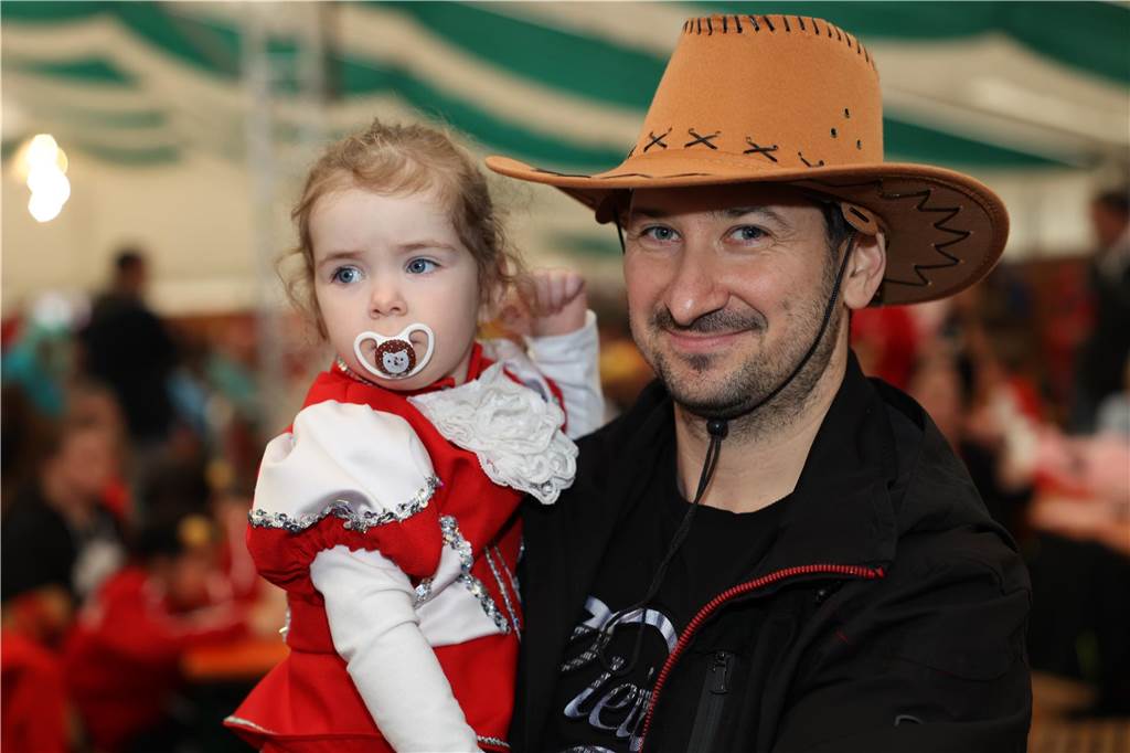 Kinder-Karneval in Selm: Funkelnde Kinderaugen und lange Schlangen