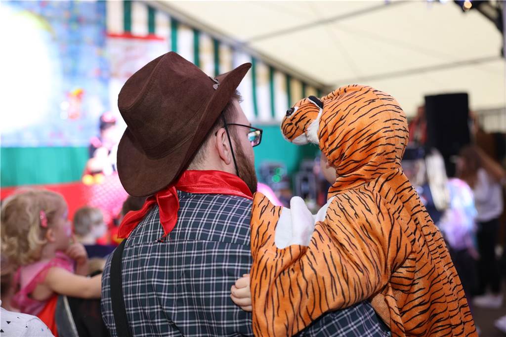 Kinder-Karneval in Selm: Funkelnde Kinderaugen und lange Schlangen