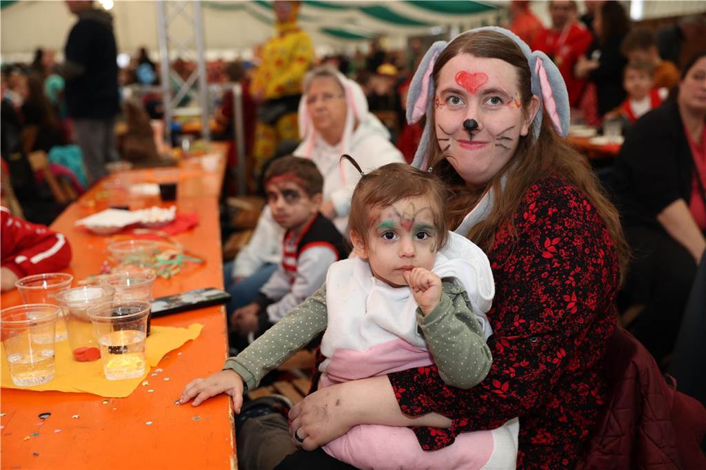 Kinder-Karneval in Selm: Funkelnde Kinderaugen und lange Schlangen