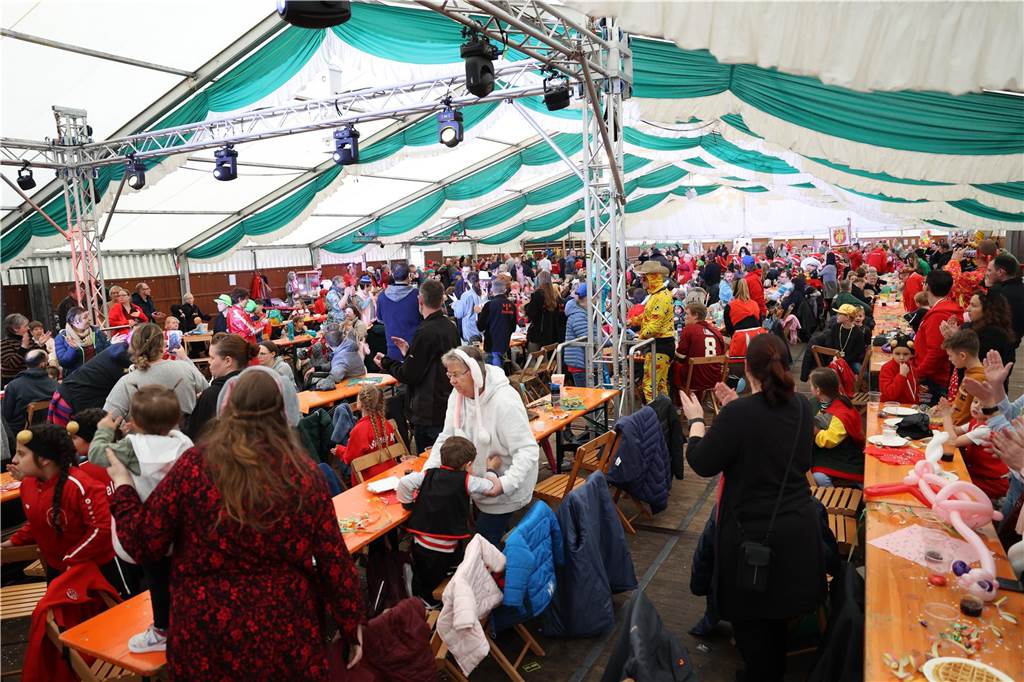 Kinder-Karneval in Selm: Funkelnde Kinderaugen und lange Schlangen
