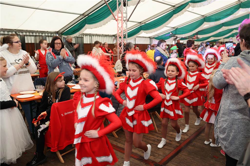 Kinder-Karneval in Selm: Funkelnde Kinderaugen und lange Schlangen