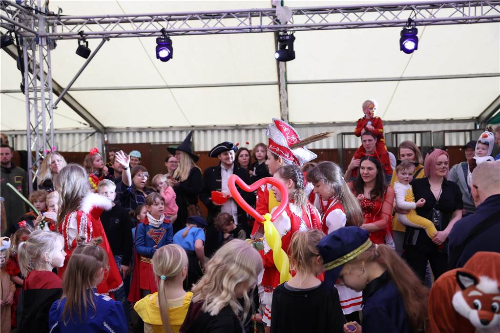 Kinder-Karneval in Selm: Funkelnde Kinderaugen und lange Schlangen