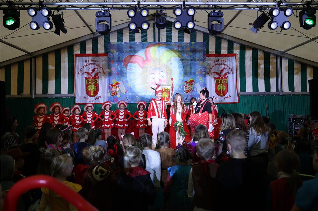 Kinder-Karneval in Selm: Funkelnde Kinderaugen und lange Schlangen