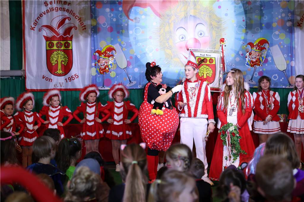 Kinder-Karneval in Selm: Funkelnde Kinderaugen und lange Schlangen