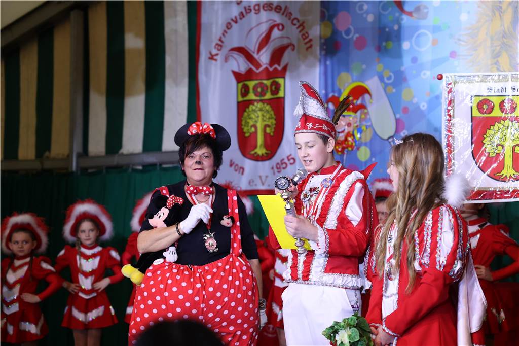 Kinder-Karneval in Selm: Funkelnde Kinderaugen und lange Schlangen