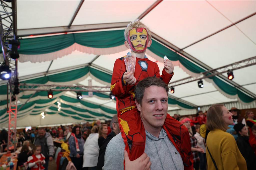 Kinder-Karneval in Selm: Funkelnde Kinderaugen und lange Schlangen