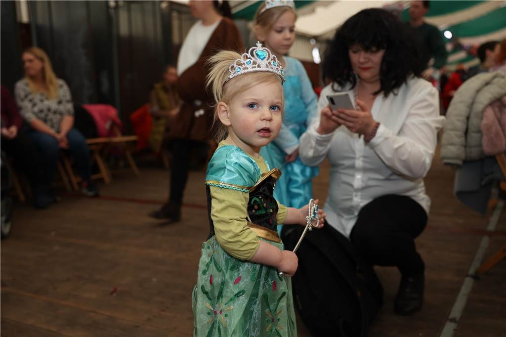 Kinder-Karneval in Selm: Funkelnde Kinderaugen und lange Schlangen