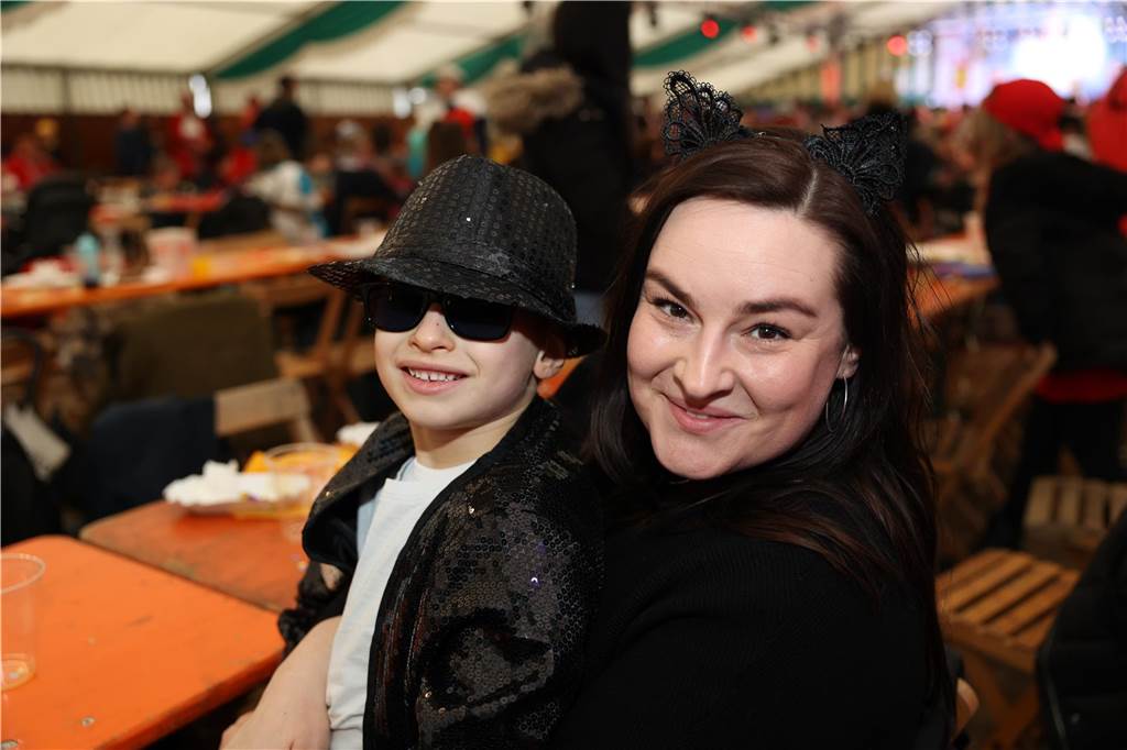 Kinder-Karneval in Selm: Funkelnde Kinderaugen und lange Schlangen